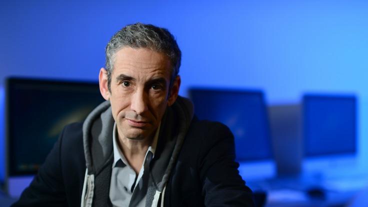 “Act As If You’re Really There”: Futurist Douglas Rushkoff Reveals How to Develop Presence Working Remotely